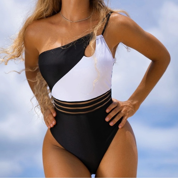 🆕 One Piece Swimsuit - Picture 3 of 10